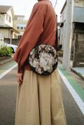 【猫づくし】ポシェットと木彫りのブローチ