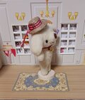 羊毛フェルト　　チェックリボンの麦わら帽子の 白い可愛いわんちゃん