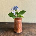 緋色 筒形花入｜穴窯焼成・焼締｜古信楽白荒土｜耳付き | iichi 日々の