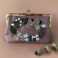 春のリースのがま口ポーチ　モリス　手刺繍　ハンドメイド 森のリース 刺繍 がま口ポーチ | iichi 日々の暮らしを心地よくする