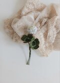 染め布花＊しろつめくさと四つ葉のクローバーのコサージュ | iichi