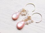 ピンクシェルのブーケピアス（14kgf）／イヤリングの画像