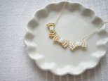 【soldout】ミニビーズりぼんの三連ネックレス（クリーム）