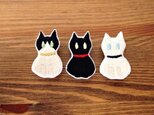 刺繍　ハチワレ・クロ・シロ　お座り猫ブローチの画像