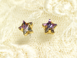 小さなスワロの星ピアス（5mm・ヴィトレイルライト・チタンポスト）