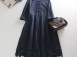 f130（再販7）コットン生地　刺繍裾ワンピース　裏地付き　紺色