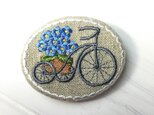 リネン　刺繡ブローチ　楕円横型　自転車に花かご　忘れな草の画像