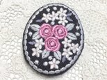 濃紺リネン　刺繡ブローチ　楕円　ミニバラのブーケ グレー×ピンクの画像