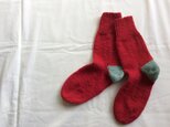 手編みの靴下 赤の画像