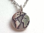 【世界地図（地球）シルバー　の　ネックレス】海外旅行　アメリカ製
