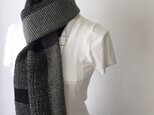 再再販【ウール：秋冬】ユニセックス：手織りマフラー "Gray & Black 3"の画像