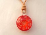 毛糸玉のペンダント・朱・ガラス製・とんぼ玉