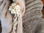 布花コサージュ オフホワイトの小さな花束コサージュ