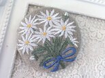 リネン　刺繡ブローチ　マーガレット花束　ブルーリボン　丸50ﾐﾘの画像