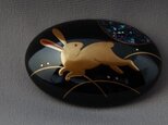 漆塗・兎蒔絵帯留