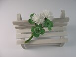 手染め布花の白詰草（シロツメクサ）＆四葉のクローバーのコサージュ （親子で使えるコサージュ）の画像