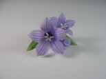 手染めの布花 紫のキキョウ（桔梗）のコサージュの画像
