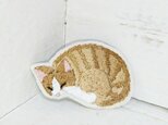 眠るトラ猫ちゃん*刺繍ブローチの画像