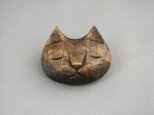 木彫り のほーとしたお顔の猫ブローチの画像