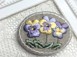 リネン　刺繡ブローチ　並んで咲くビオラCの画像