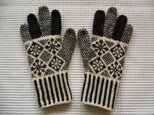 ◆◇花と雪模様の編み込み手袋◇◆（チャコールグレー）の画像