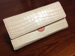 クロコダイルミルキィホワイト手縫い長財布の画像