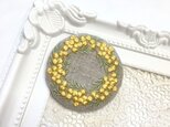 リネン　刺繍ブローチ　ミモザリースB　丸50ﾐﾘの画像