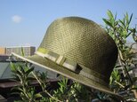 モスグリーンの夏の帽子の画像