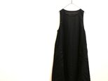 黒いリネンのシンプルなノースリーブワンピース