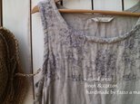 ナチュラル服 linen100% ノースリーブ生成りワンピース　ラベンダー花柄の画像