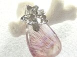インクルージョンクォーツの小花飾りペンダントの画像