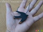 黒柿で作った　ツバメ の ペンダントの画像