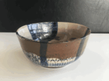 灰と茶の鉢の画像