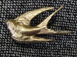 真鍮ブラス製 ツバメ鳥型ピンズブローチ　ジャケットやハットの飾りとしての画像