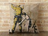 クッションカバー 45×45cm Banksy ペイント ガールインスペクション jubileecushionba006の画像