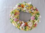 黄色小花とカーネーションのリース：コットンレースリボンそえて