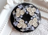 黒リネン　バラのリース　刺繍ブローチ　ベージュ  丸50ﾐﾘの画像