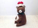 キノコをのせたクマさんの画像