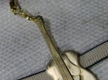 真鍮製 ギター型根付ストラップ　着物の帯飾りにの画像