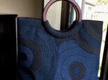 無地紬のミシン刺繍アップリケの手提げ 丸い木の手