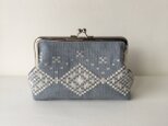 ブルーグレー・アイレット刺繍 18㎝リネンガマ口ポーチ