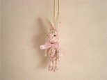 かわいい花柄のミニチュアうさぎのチャーム（ピンク）の画像