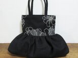 白糸刺繍の黒色バルーン型かばんの画像