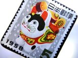 日本1958年「犬はりこ」切手ブローチの画像