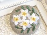 リネン　プルメリア　刺繍ブローチ　 丸50ﾐﾘの画像
