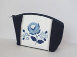 青い花刺繍のポーチ