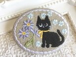 くろねこちゃんとブルーデイジー　刺繡ブローチ　　楕円横型　の画像