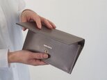 ＜完売＞スムースレザーで作ったシックな長財布 - Long Wallet - グレー - ：カレン クオイルの画像