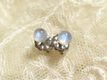 小粒レインボームーンストーンのスタッドピアス（4mm・チタンポスト）