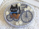 自転車に乗るくろねこちゃん　刺繡ブローチ　　楕円横型の画像